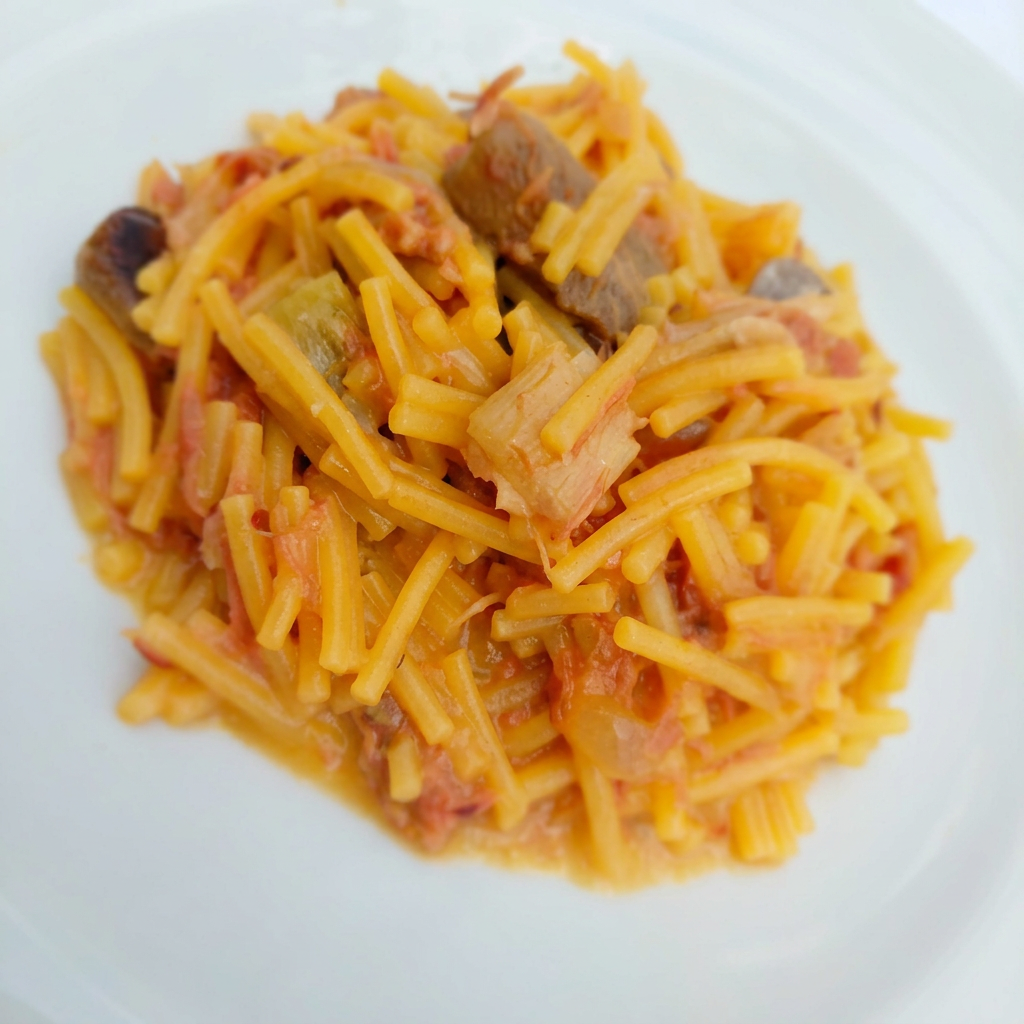 Fideuà de la casa en plato blanco