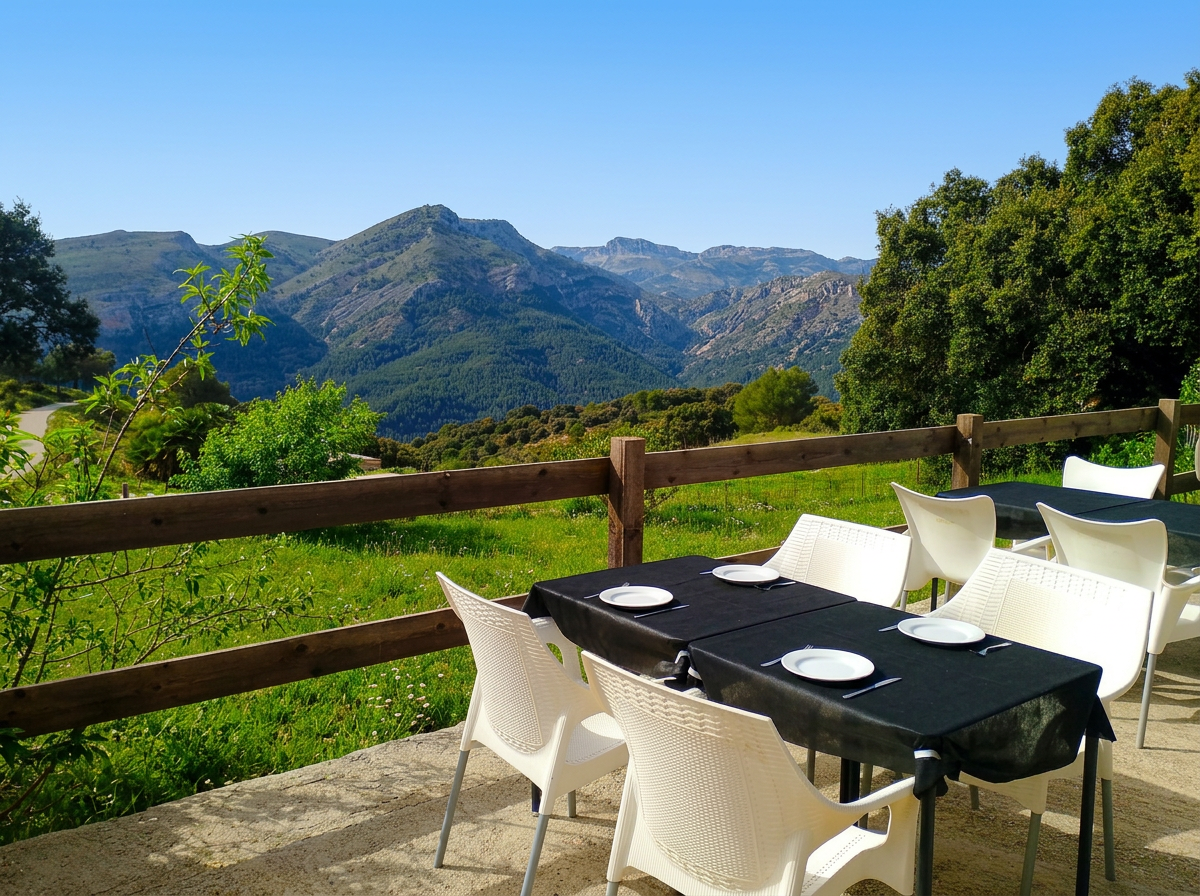 Mesas en terraza con vistas a las montañas